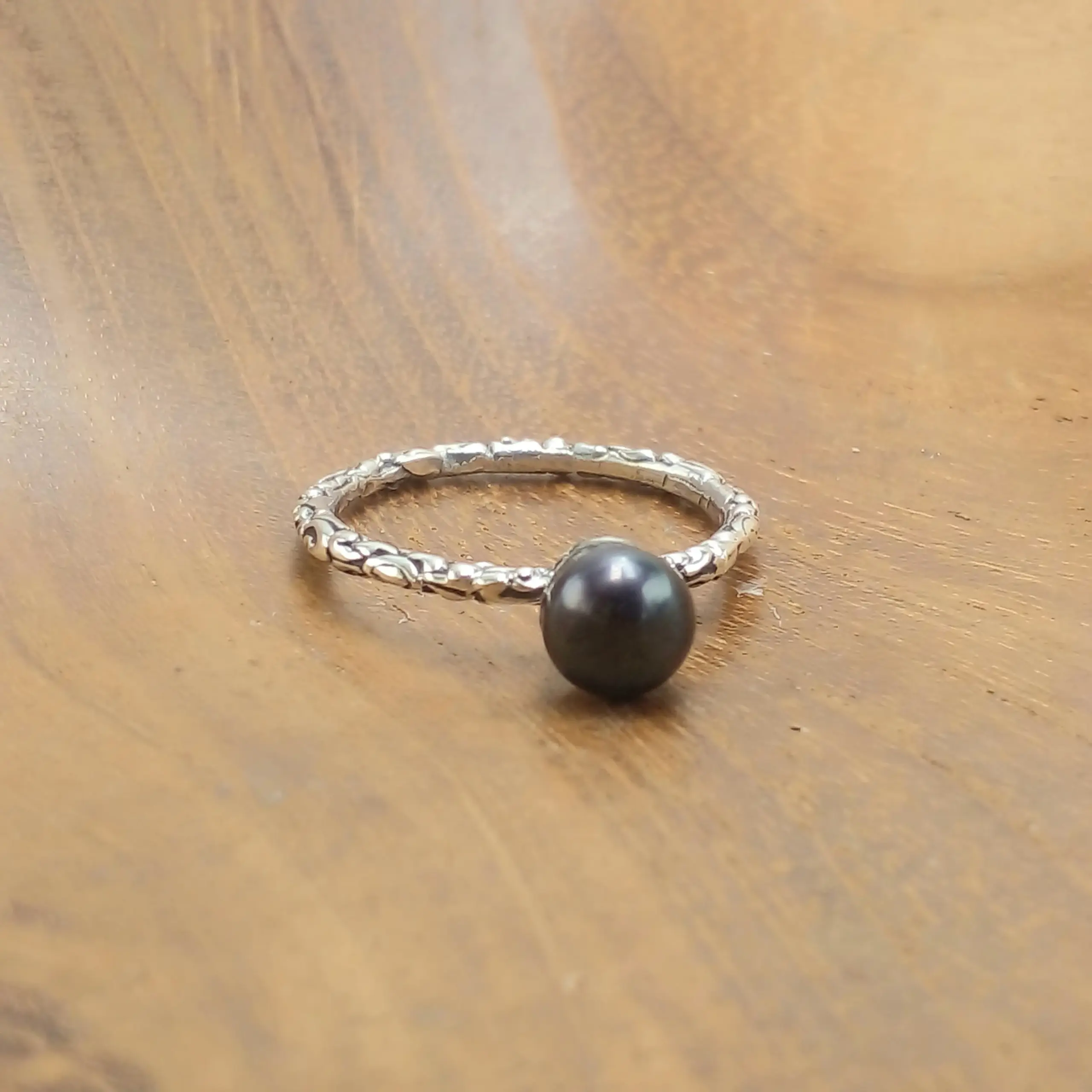 Balinese carved silver ring with pearls R683MBKW75 - Image 1