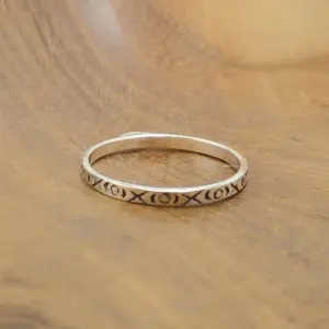 925 Sterling Silver Ring Engraved "XOXO" R692W95