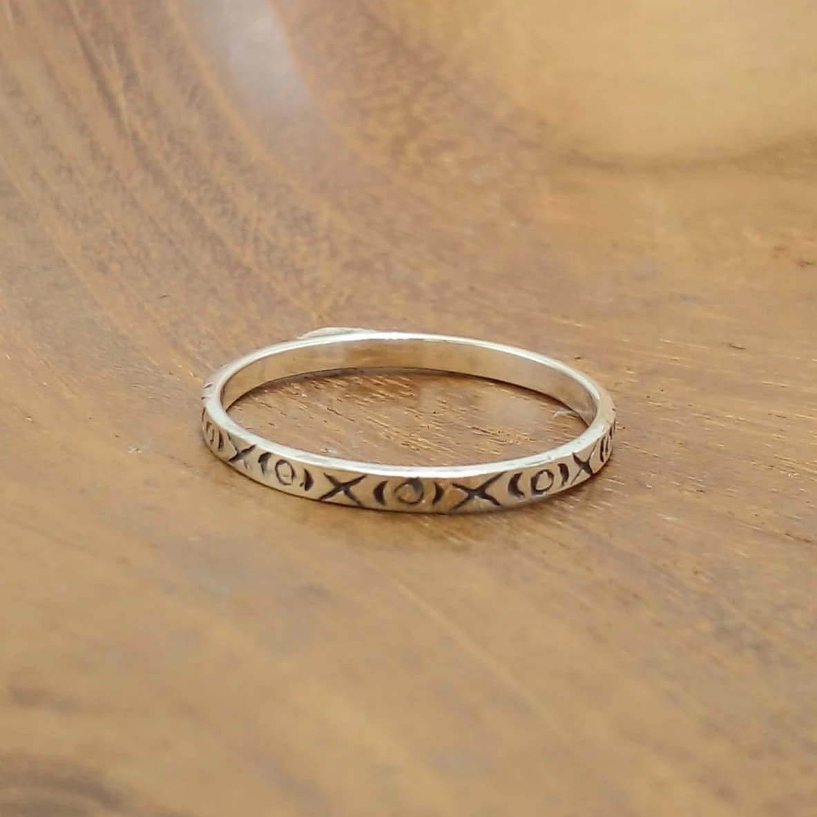 925 Sterling Silver Ring Engraved "XOXO" R692W95 - Image 1