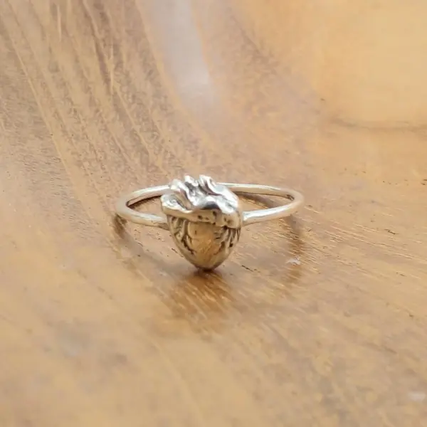Minimalist Silver Ring "Beating Heart" R695W125