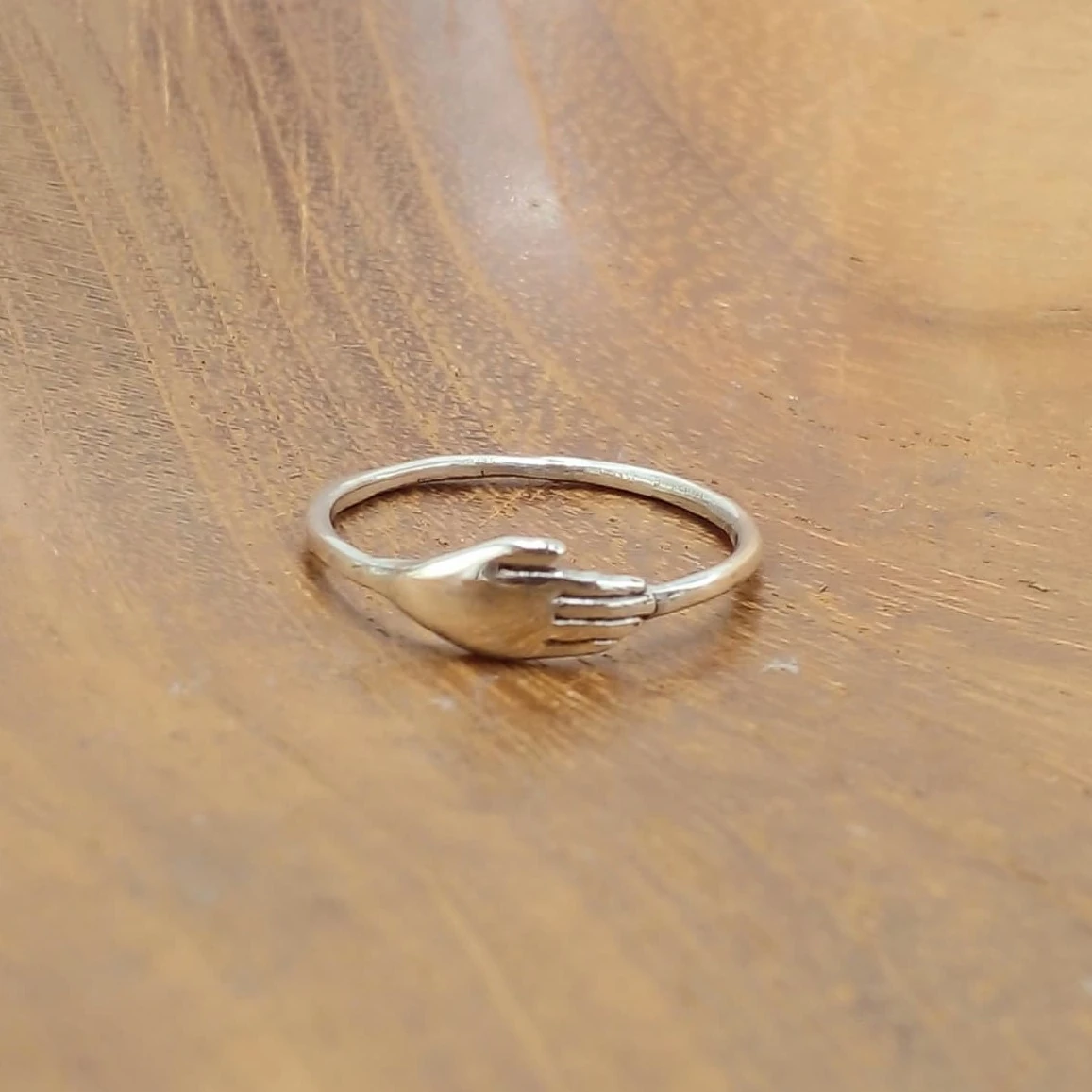 "Hugging Hands" Silver Ring R696W85 - Image 1